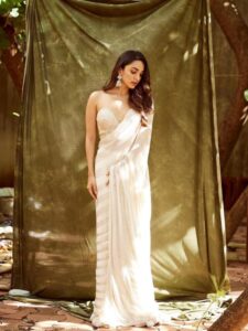 सफेद कपड़ों पर सफेदी की तरह चमकती है कियारा आडवाणी