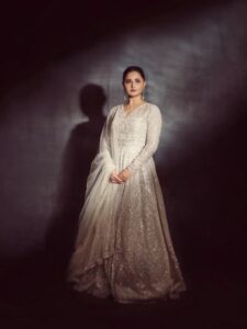 लहंगे में दिखा रश्मि देसाई का हुस्न