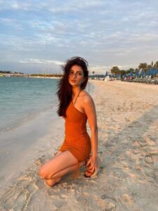 बिना पलक झपकाए फैंस ने देखीं डीप नेक बॉडीकॉन में पलक तिवारी की खूबसूरती