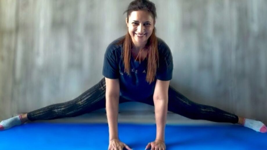 दिव्यांका त्रिपाठी ने अपने योगा रूटीन वीडियो से फैंस को दिया फिटनेस गोल