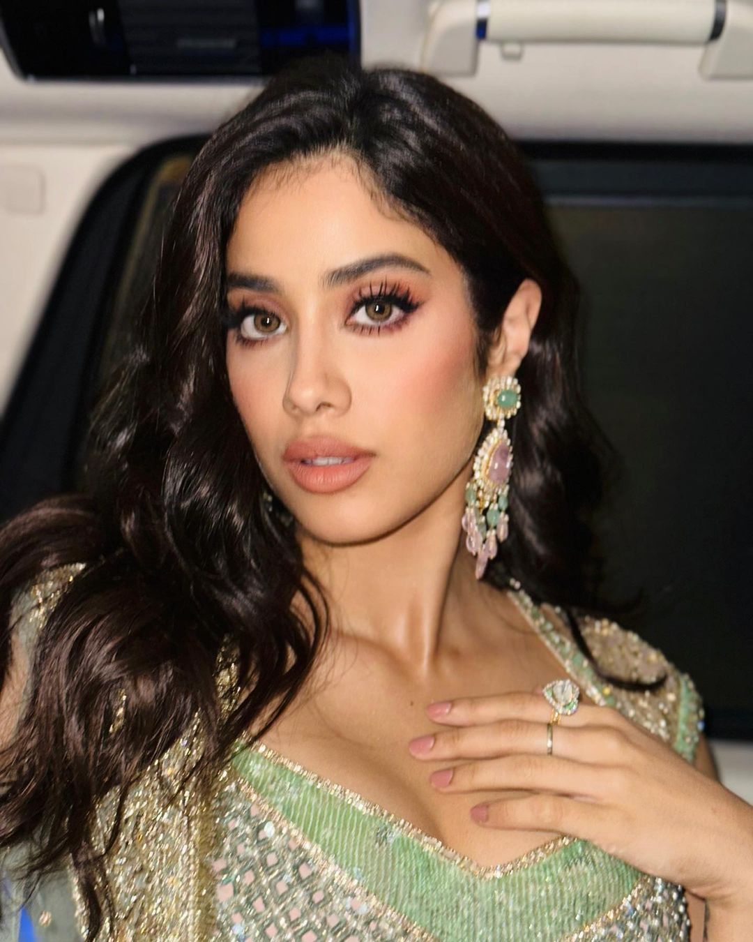 Janhvi Kapoor is making everyone's heart beat with open hair in lehenga 8293