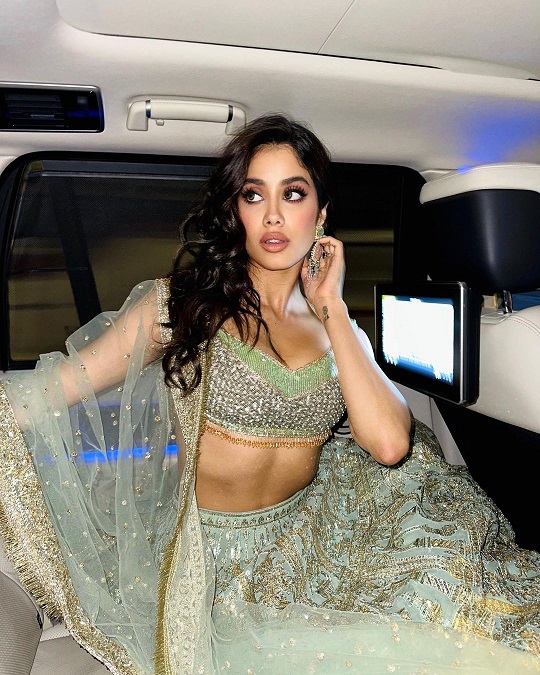 Janhvi Kapoor is making everyone's heart beat with open hair in lehenga 8295