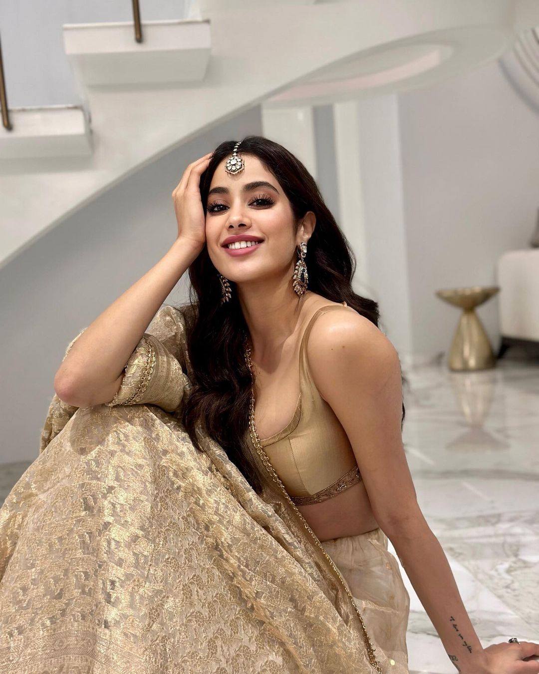 Janhvi Kapoor is making everyone's heart beat with open hair in lehenga 8296