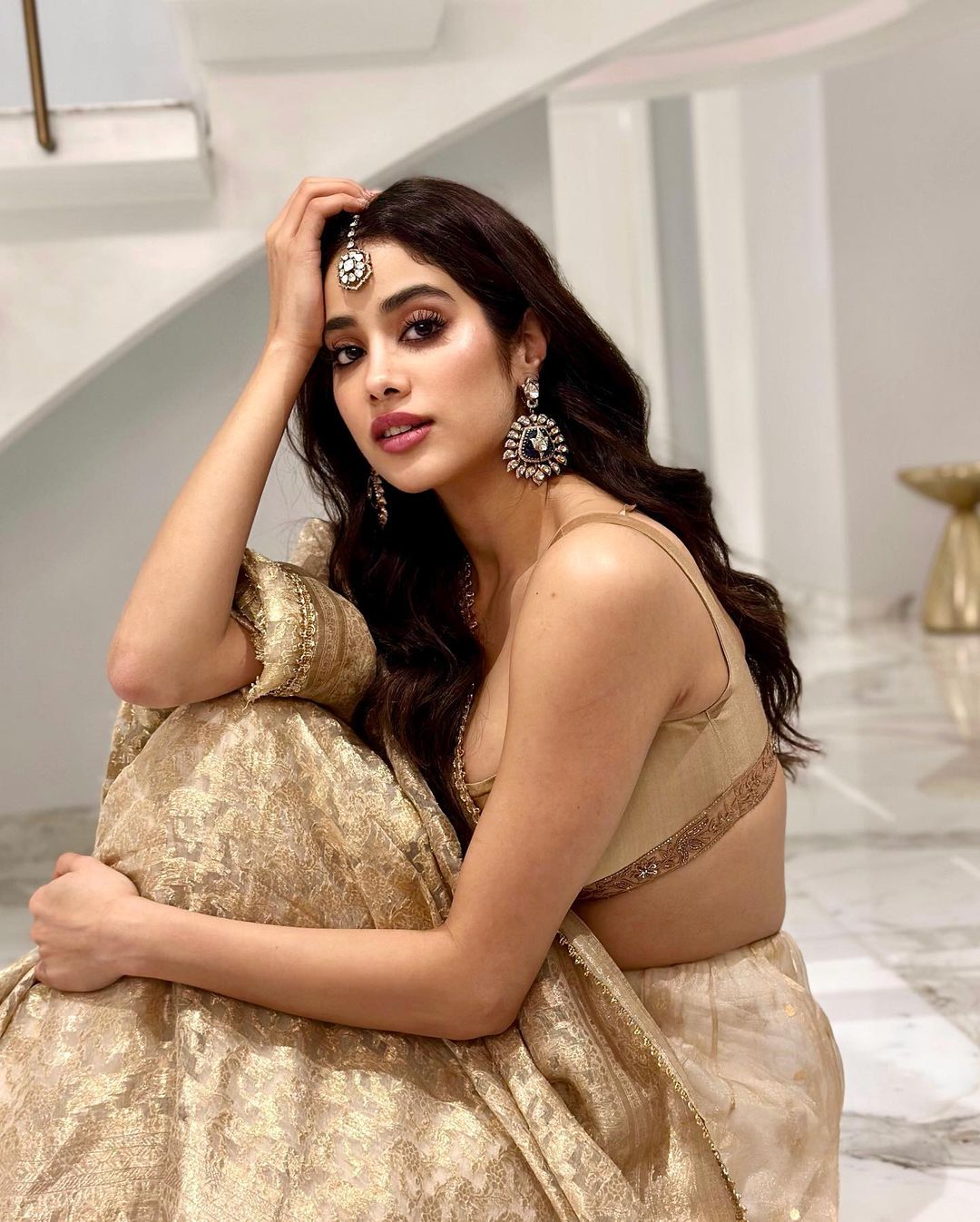 Janhvi Kapoor is making everyone's heart beat with open hair in lehenga 8300