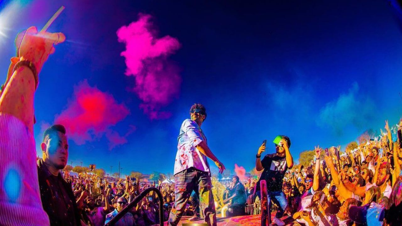 कार्तिक आर्यन ने अमेरिका में मनाया होली, मां के हाथों की गुझिया को किया याद