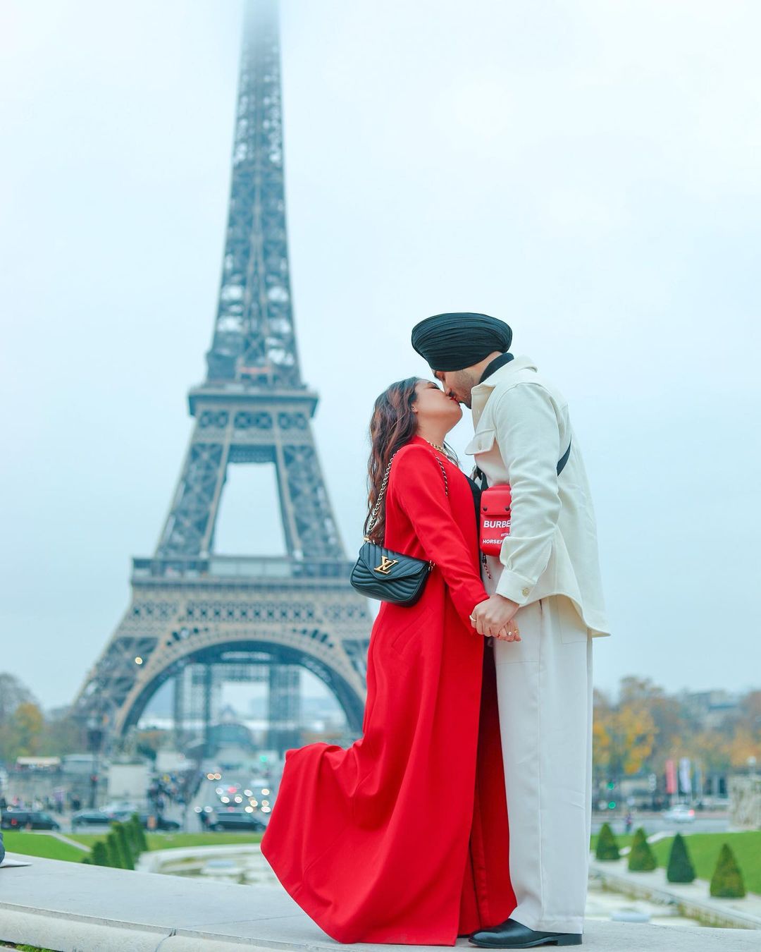Neha Kakkar kissed her husband at these places including Paris, see unseen pictures 5015