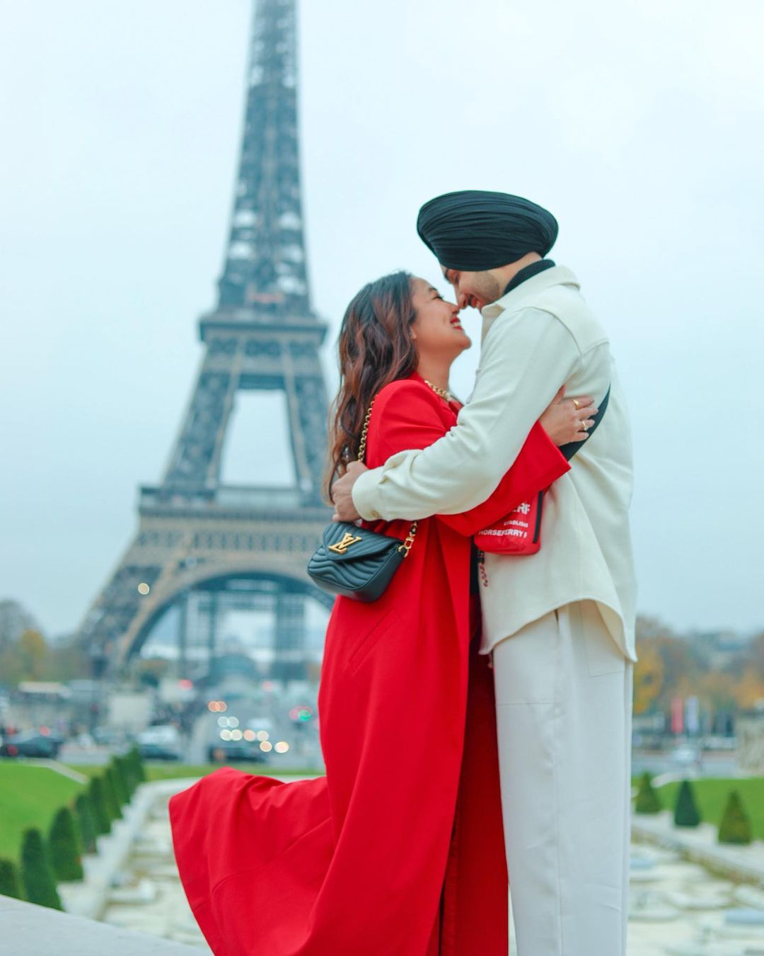 Neha Kakkar kissed her husband at these places including Paris, see unseen pictures 5013