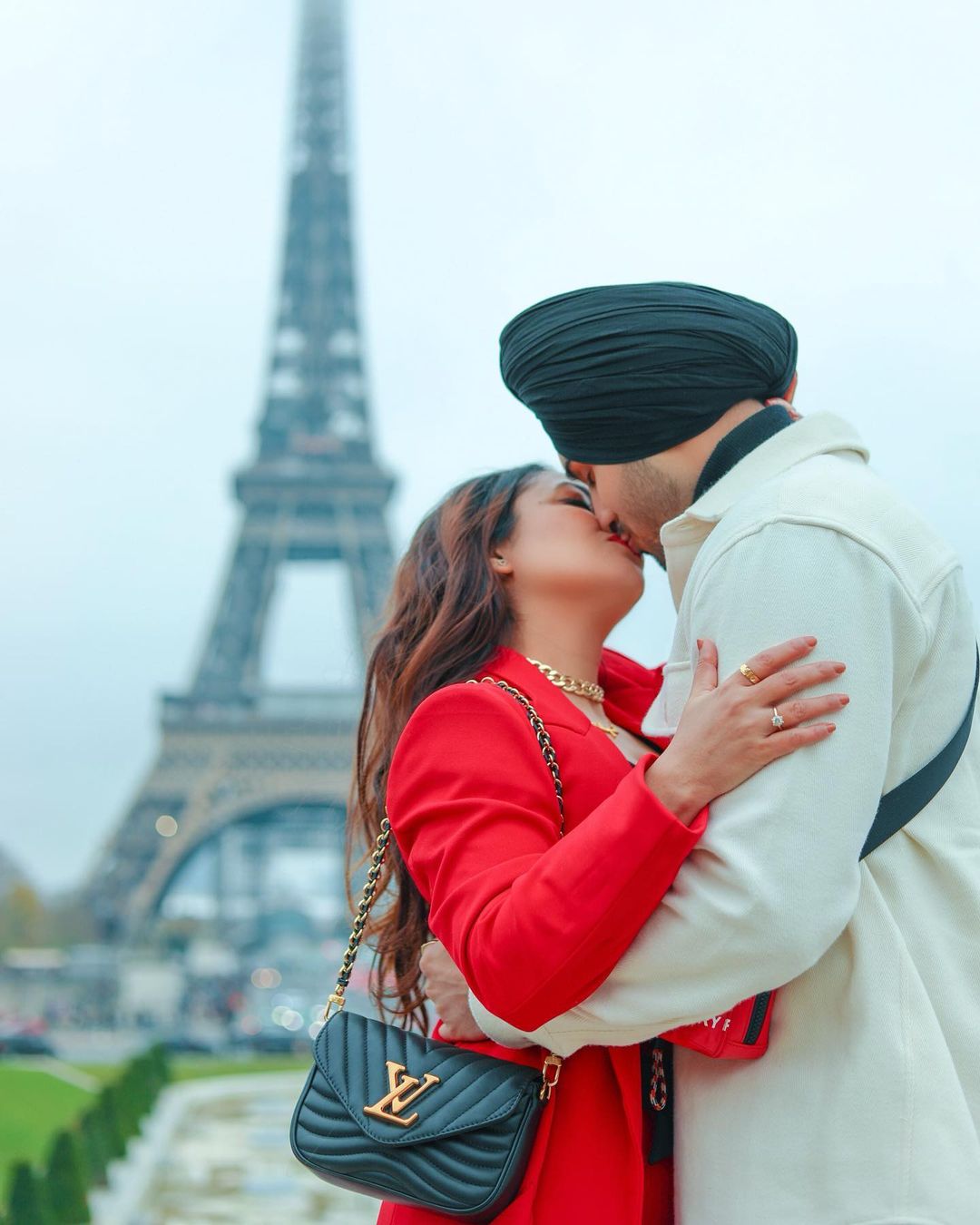 Neha Kakkar kissed her husband at these places including Paris, see unseen pictures 5014