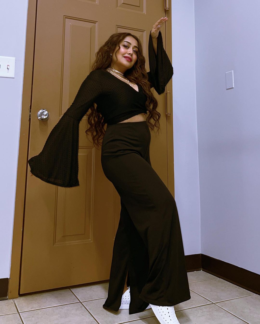 Neha Kakkar wowed fans in black outfit 4591