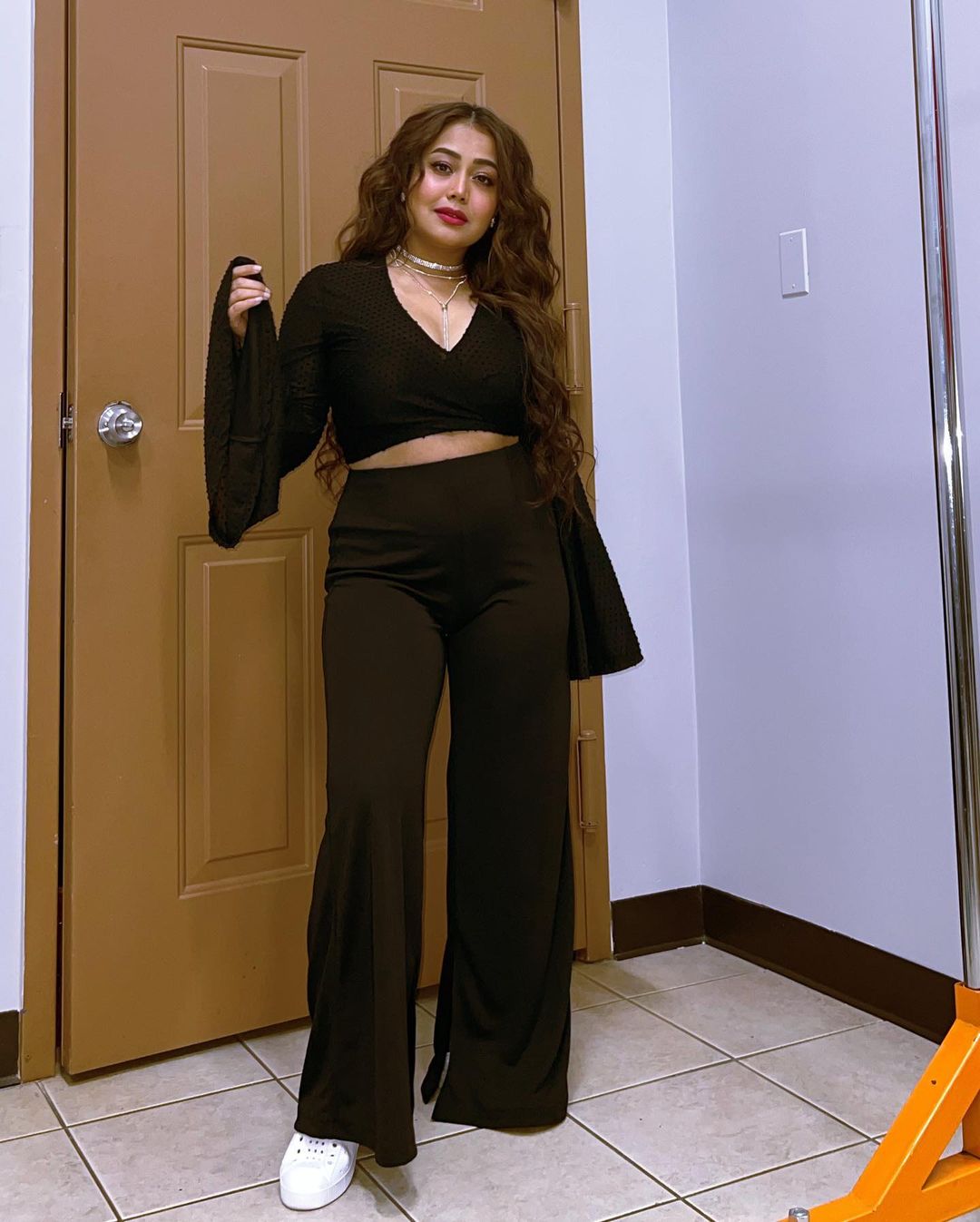 Neha Kakkar wowed fans in black outfit 4595