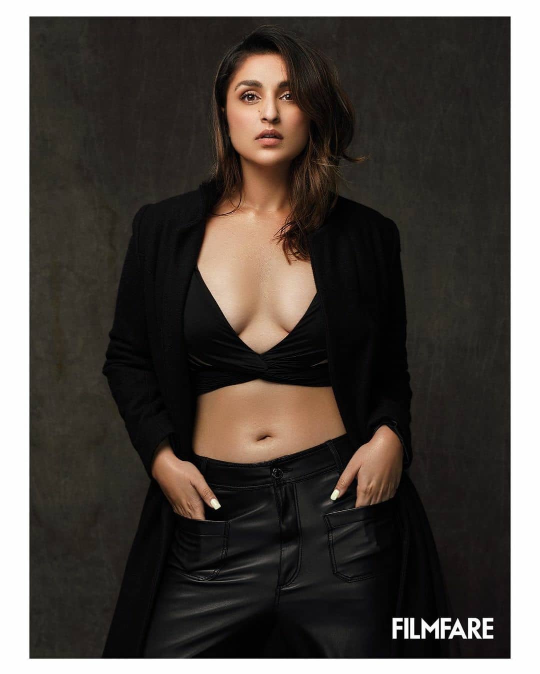 Parineeti Chopra shares her stunning picture in black outfit 9418