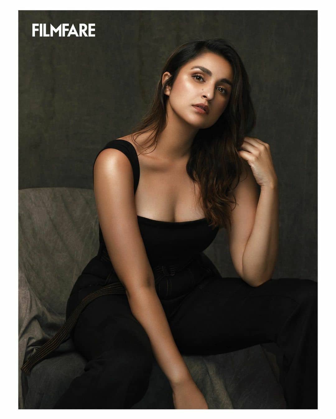 Parineeti Chopra shares her stunning picture in black outfit 9417