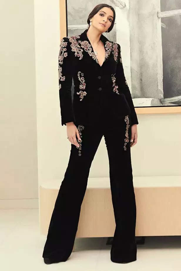 Priyanka Chopra or Sonam Kapoor: Who wore the black pantsuit look? 7121