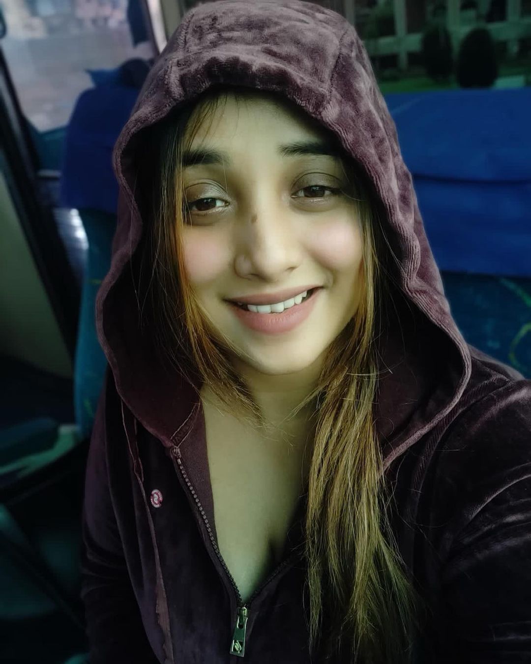 Rani Chatterjee shares her glamorous beauty during train journey, see photos 6259