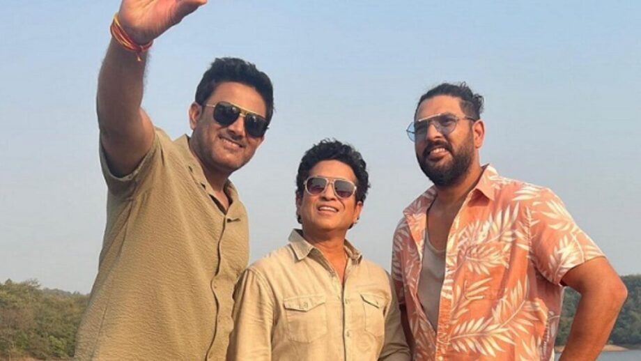 सचिन तेंदुलकर ने शेयर की मनमोहक झांकियां, एक फ्रेम में दिखे भारतीय क्रिकेट टीम के 3 दिग्गज हस्तियां सचिन तेंदुलकर ने शेयर की मनमोहक झांकियां, एक फ्रेम में दिखे भारतीय क्रिकेट टीम के 3 दिग्गज हस्तियां