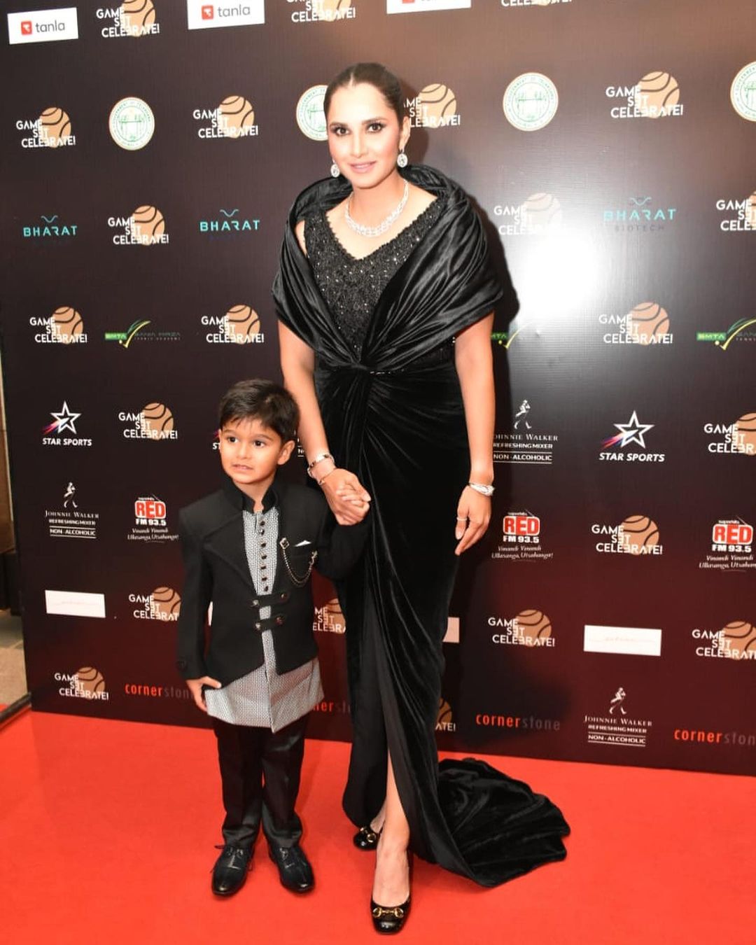 Sania Mirza does not leave son Izhaan Mirza Malik even for a moment, see proof 8875
