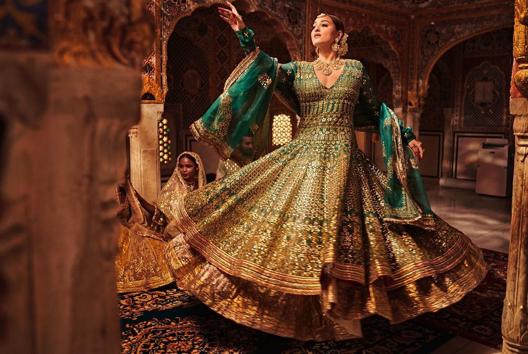 Sonakshi Sinha is attracting everyone with her unique bridal lehenga look 5861