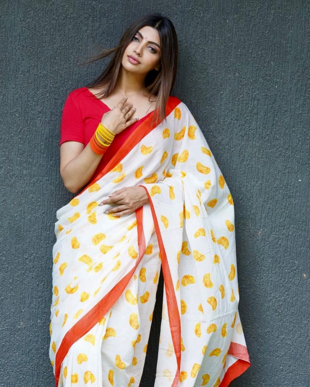 Akanksha Puri spread the magic of beauty in saree look 12971