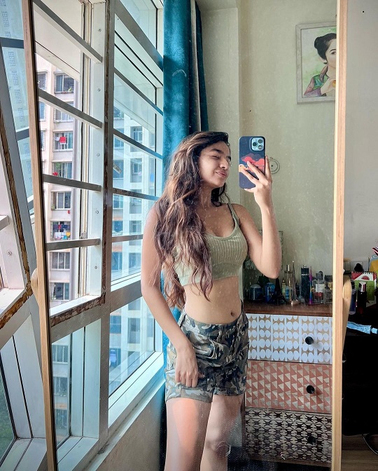 Anushka Sen's bold look seen in crop top 12795