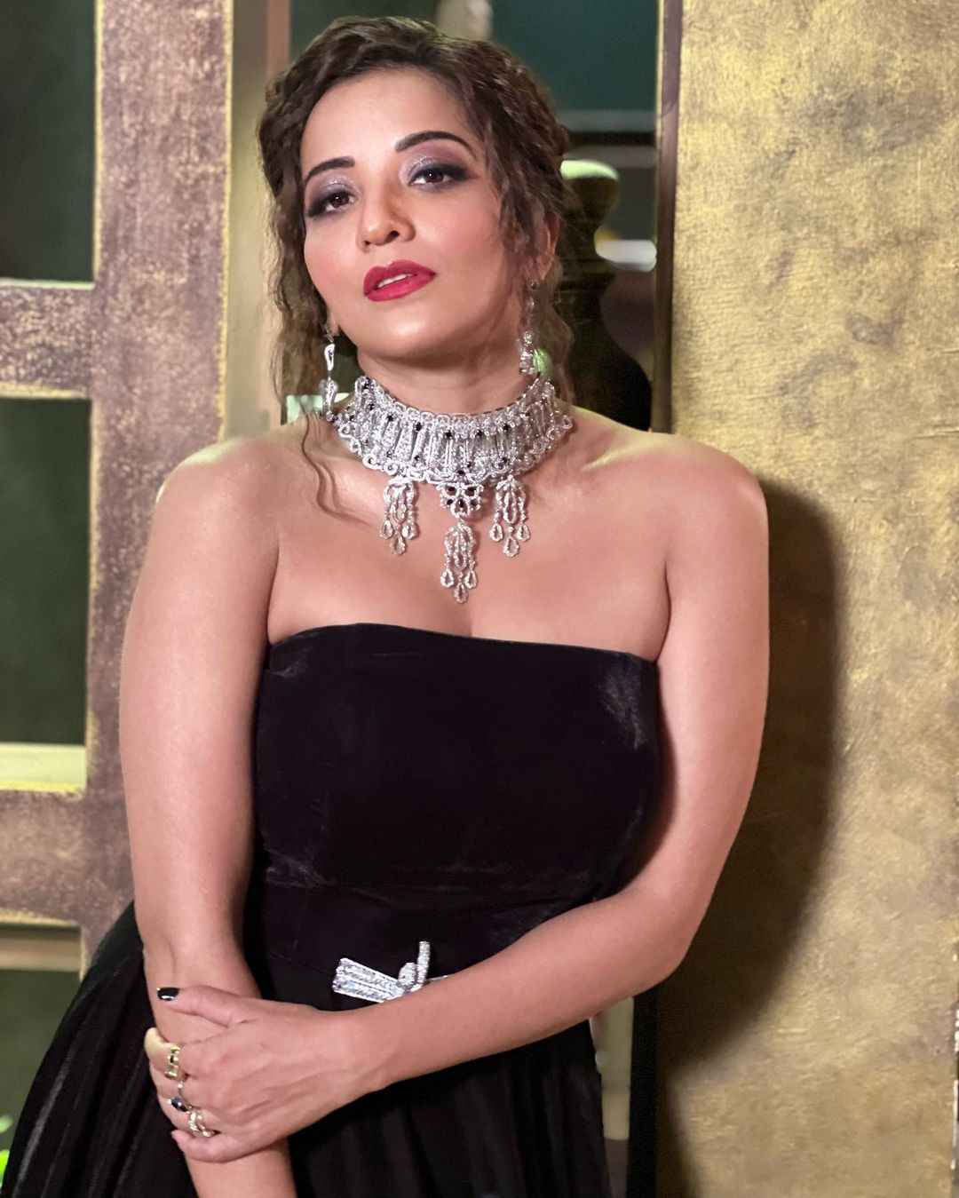 Bhojpuri Queen Monalisa's necklace looted the peace of the fans 12263