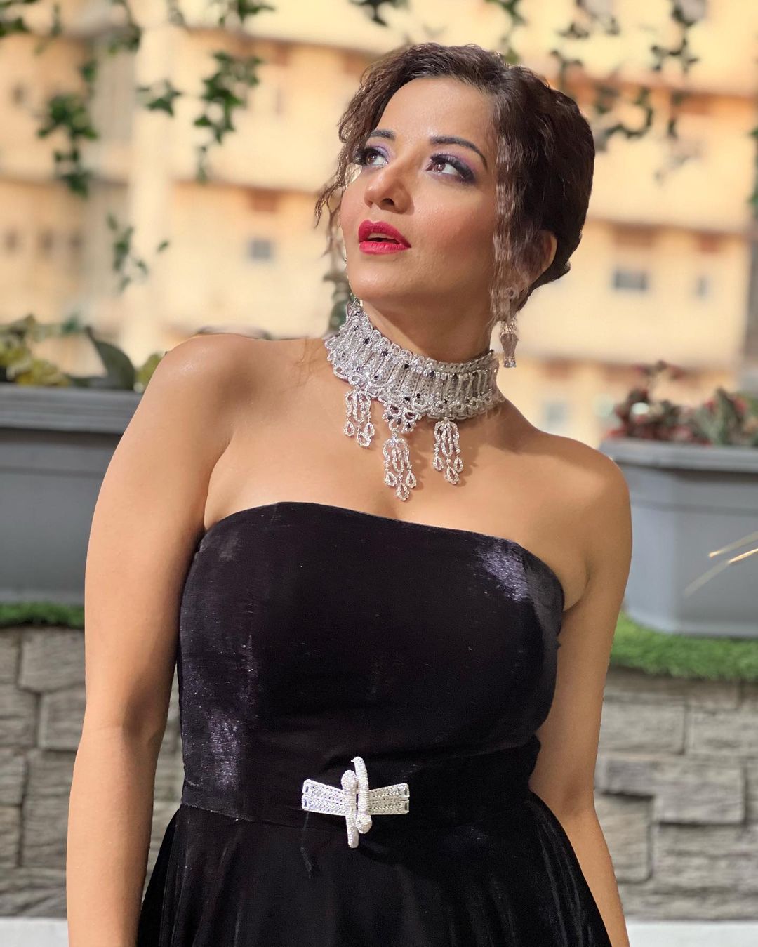 Bhojpuri Queen Monalisa's necklace looted the peace of the fans 12265