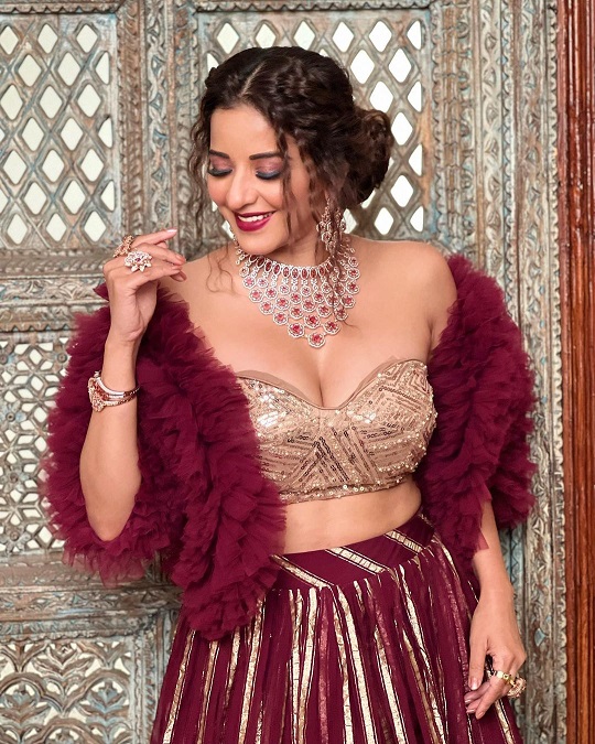 Bhojpuri Queen Monalisa's necklace looted the peace of the fans 12260