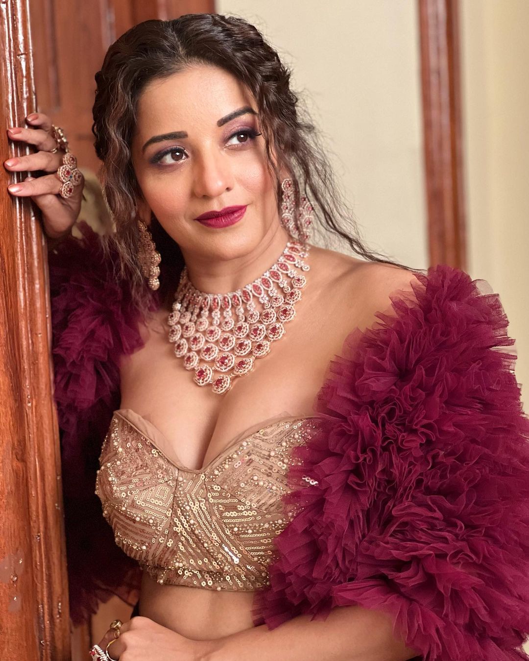 Bhojpuri Queen Monalisa's necklace looted the peace of the fans 12252