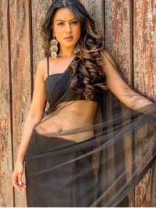 निया शर्मा के ब्लैक अवतार ने किया बवाल