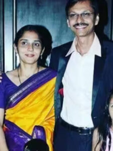 तारक मेहता..के कुंवारे ‘पोपटलाल’ की असली पत्नी है बेहद हसीन, खुबसूरती में ‘बबिता जी’ को देती है मात