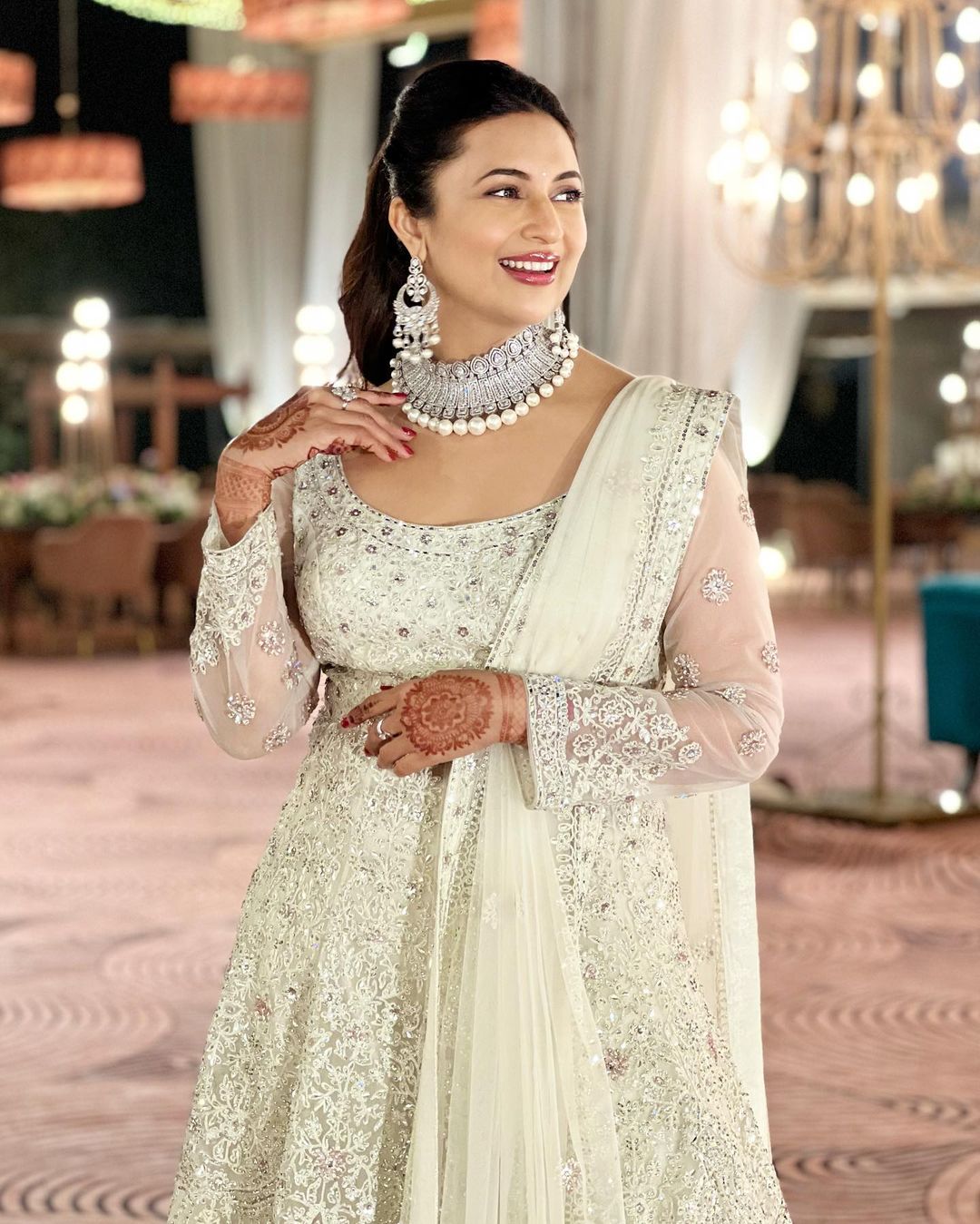 Divyanka Tripathi wrote whose name on her heart? 9614