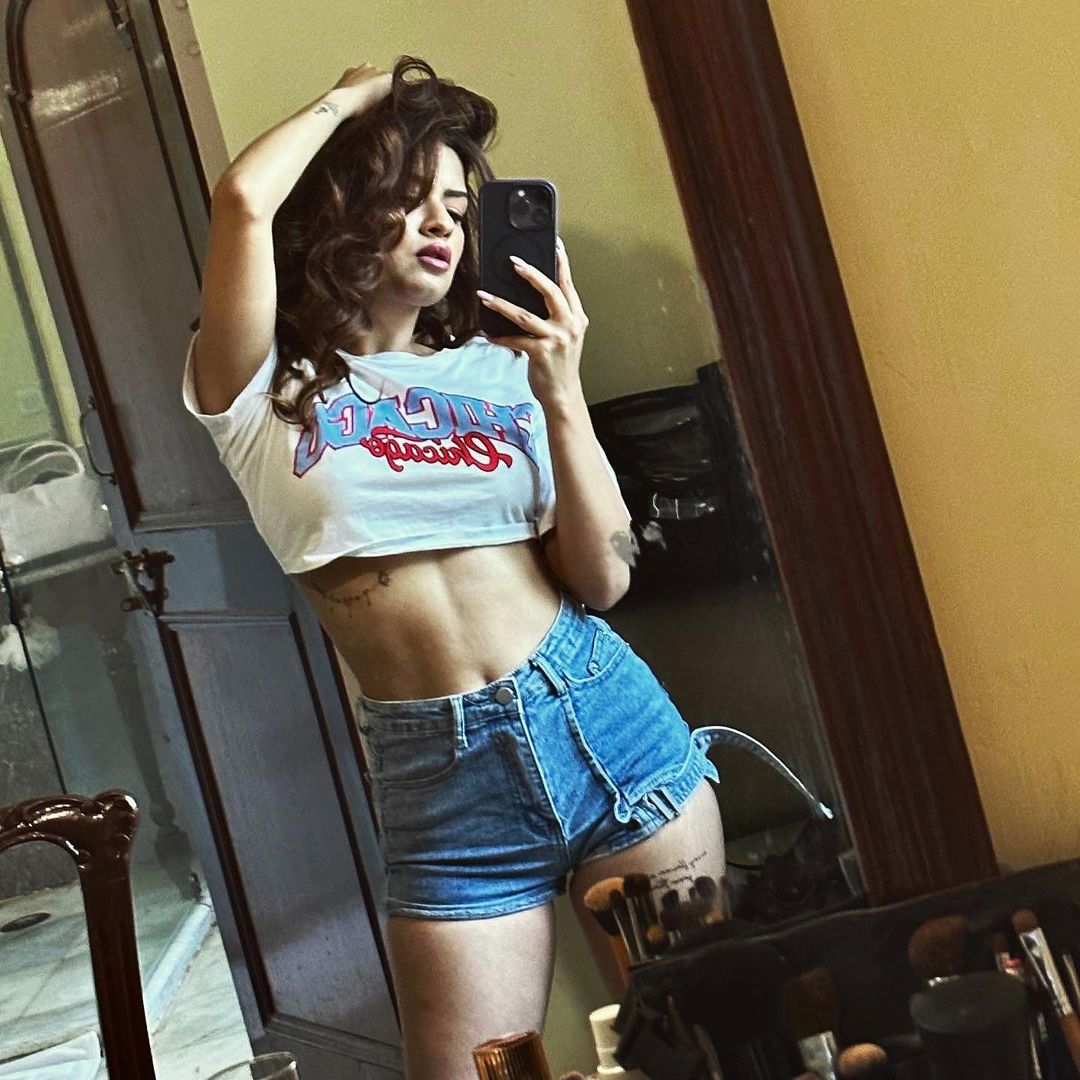 Fans are uncontrollable after seeing Avneet Kaur's bold crop top, see photos 10793