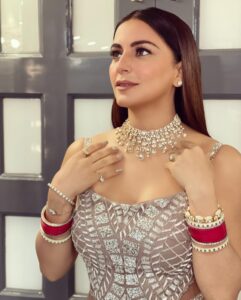 Kundali Bhagya fame Shraddha Arya is wooing fans with her glamorous look 10556