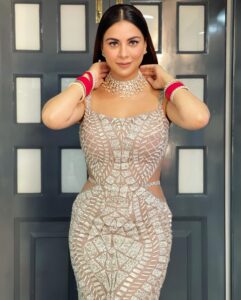 Kundali Bhagya fame Shraddha Arya is wooing fans with her glamorous look 10558