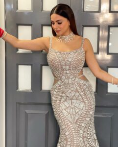 Kundali Bhagya fame Shraddha Arya is wooing fans with her glamorous look 10560
