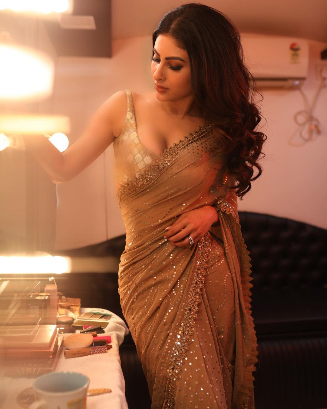 Mouni Roy's bright saree on shiny body, fans injured by bold look 12379