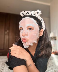 Prajakta Koli put on a sheet mask, so the fan said, "Why have you put dosa on your mouth?" 10029