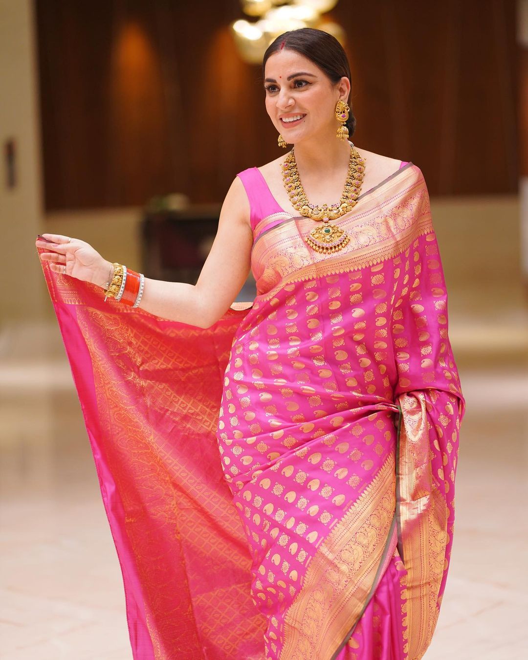 The traditional sari look of Kundali Bhagya fame Shraddha Arya increased the heartbeat of the fans. 11802