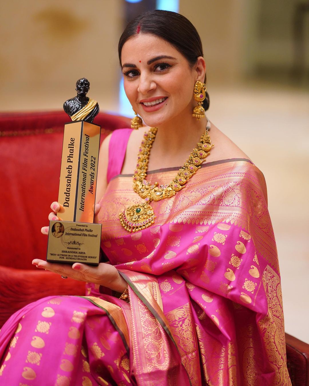 The traditional sari look of Kundali Bhagya fame Shraddha Arya increased the heartbeat of the fans. 11804