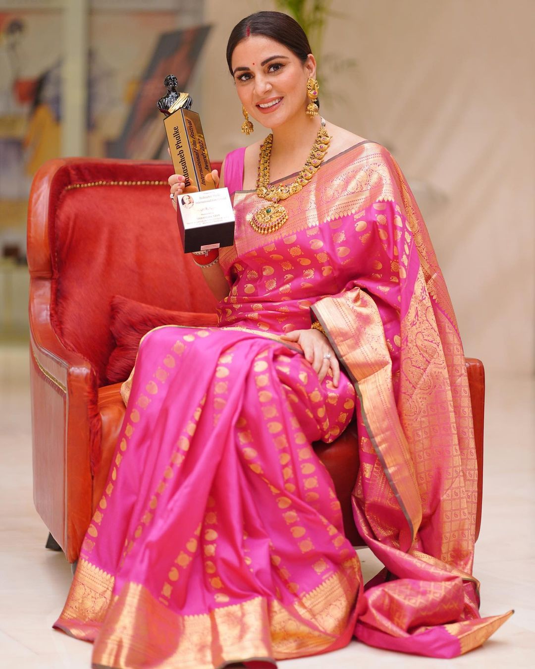 The traditional sari look of Kundali Bhagya fame Shraddha Arya increased the heartbeat of the fans. 11806