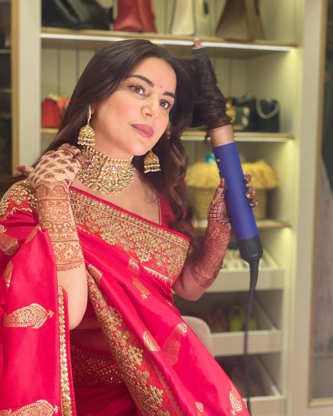 The traditional sari look of Kundali Bhagya fame Shraddha Arya increased the heartbeat of the fans. 11809