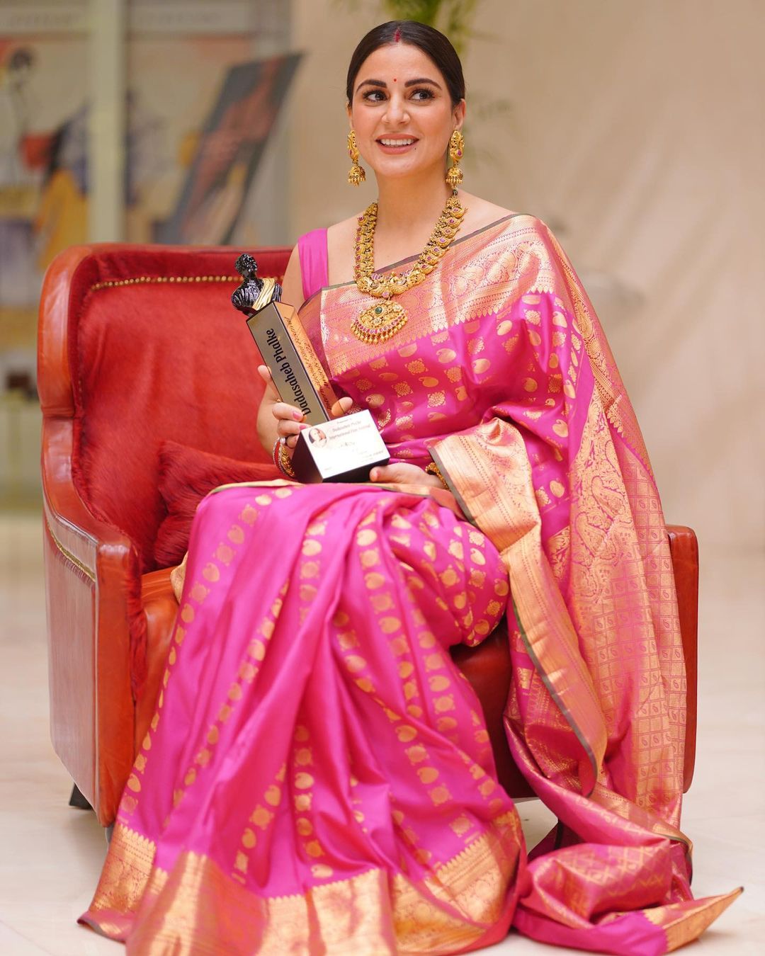 The traditional sari look of Kundali Bhagya fame Shraddha Arya increased the heartbeat of the fans. 11801