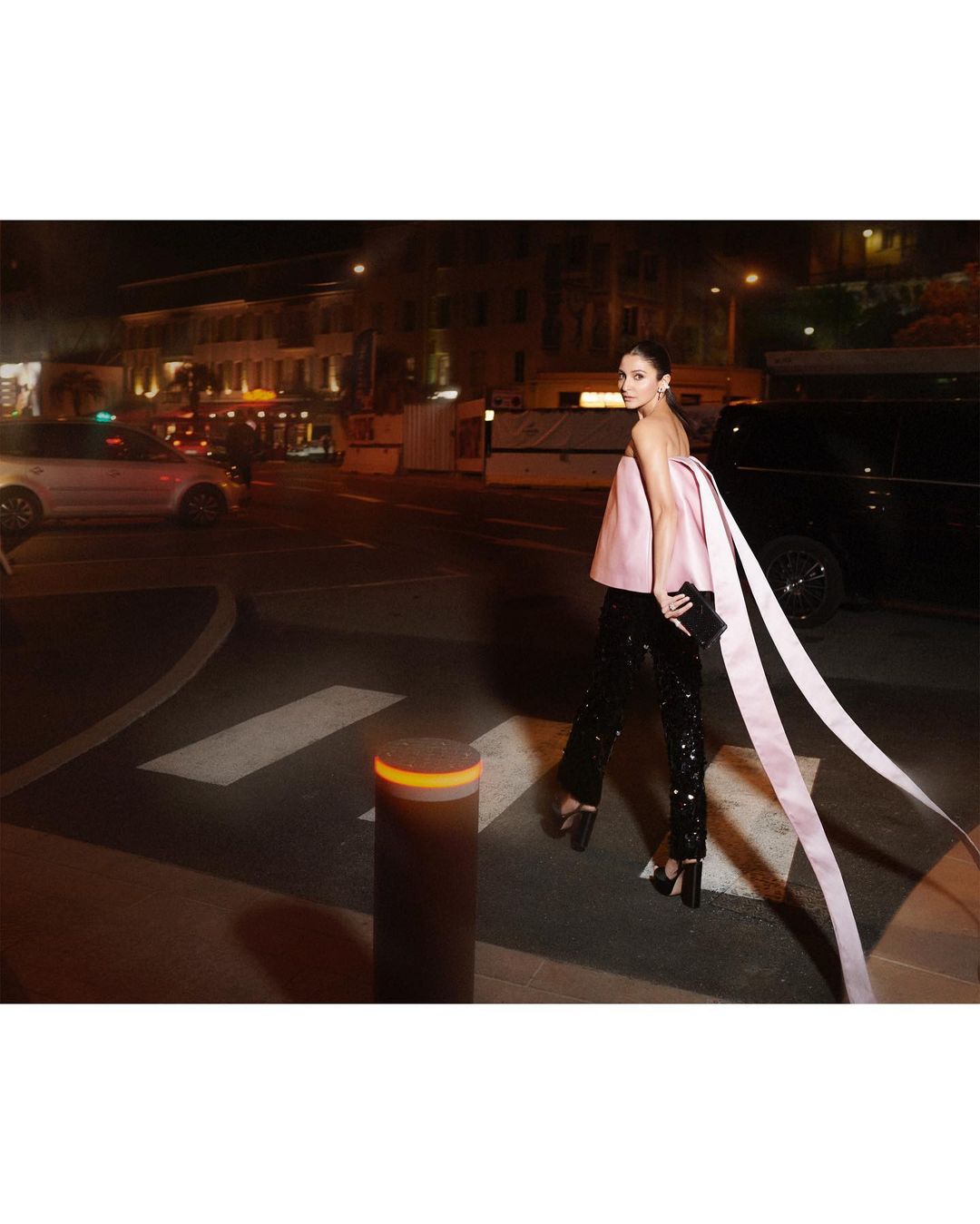 Anushka Sharma is spreading light in the dark streets with her glow 15609