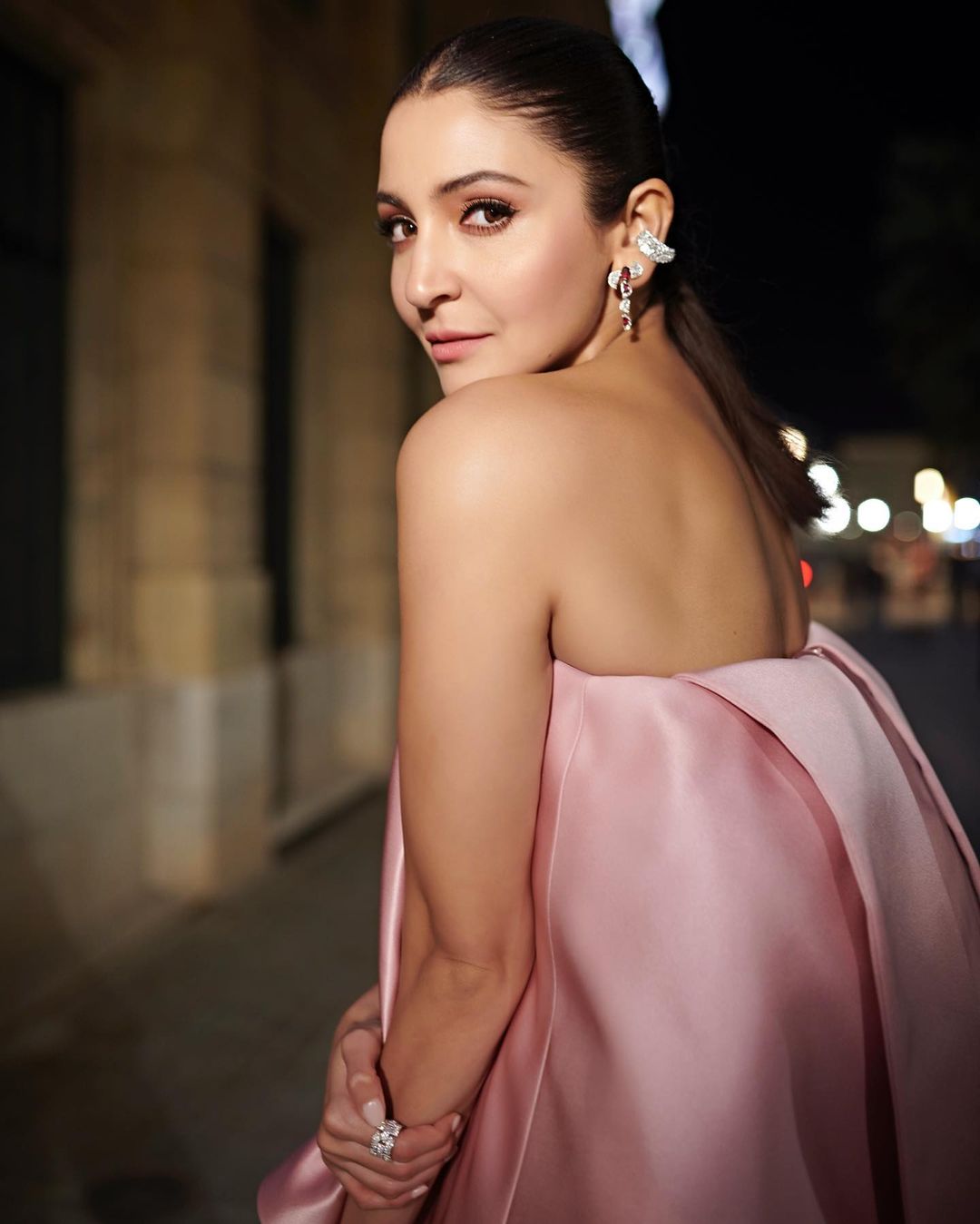 Anushka Sharma is spreading light in the dark streets with her glow 15610
