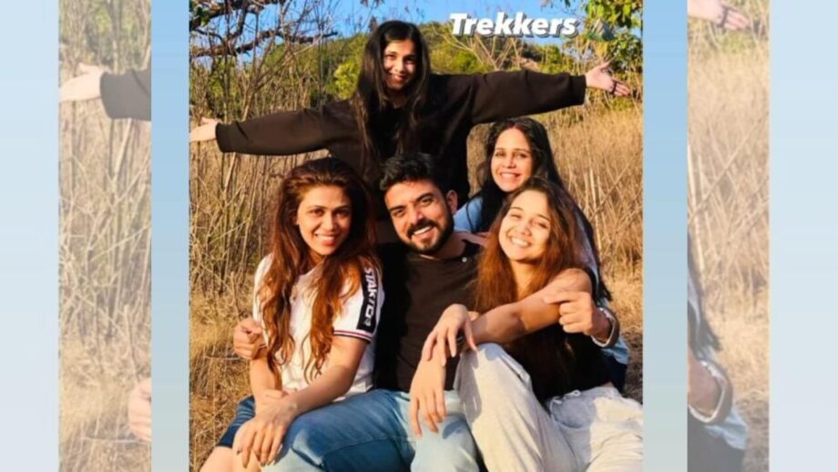 दोस्तों के साथ हसीन वादियों में मस्ती कर रही है आशी सिंह