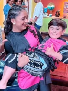 सुम्बुल तौकीर खान की गोद में अब्दु रोजिक!