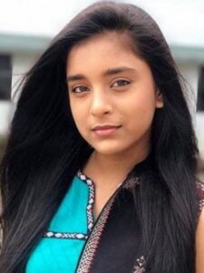 वेस्टर्न स्टाइल में दिखा सुम्बुल तौकीर खान का ग्लैमर