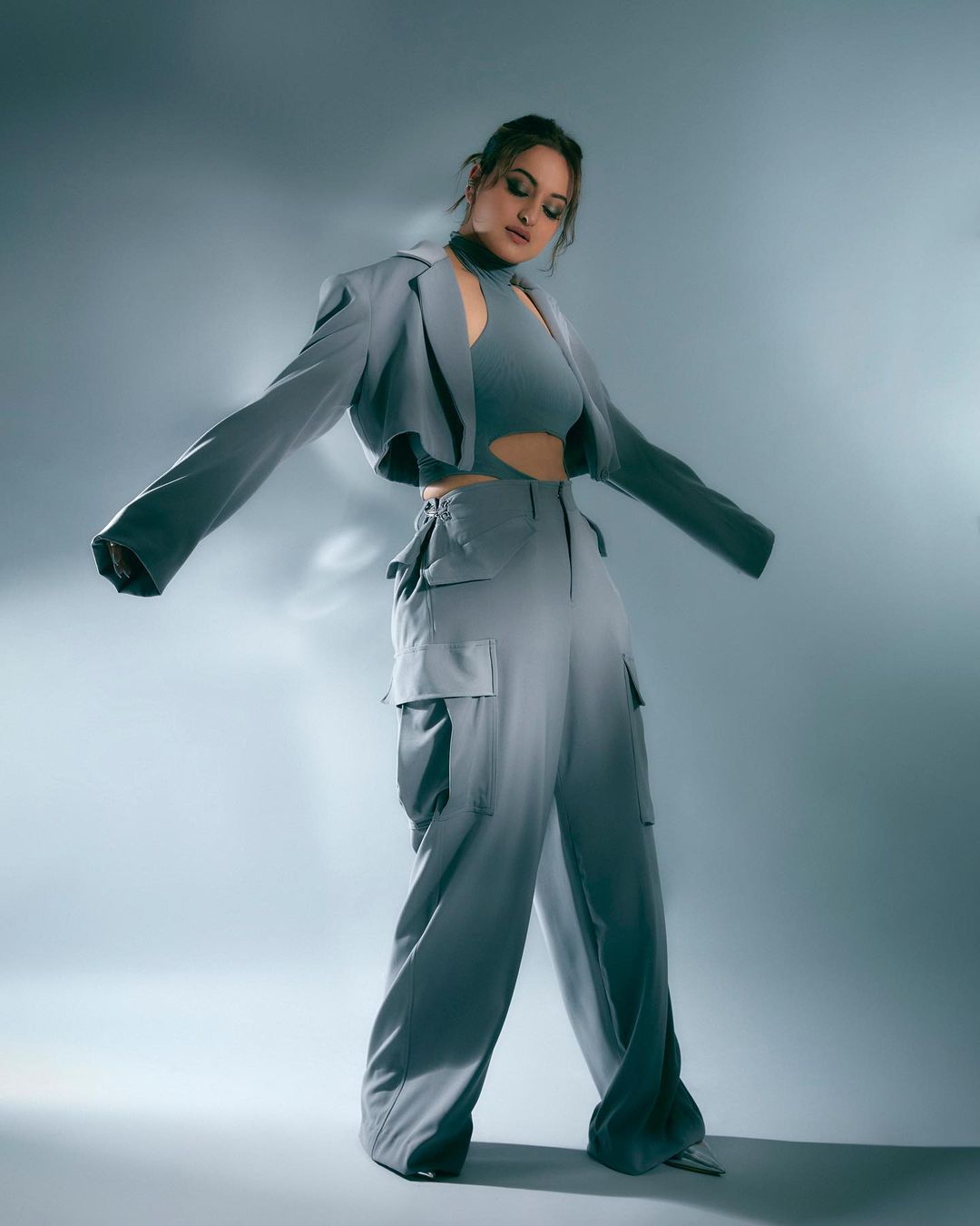 Dabangg girl Sonakshi Sinha's roaring look sent internet into a tizzy, see proof 14052