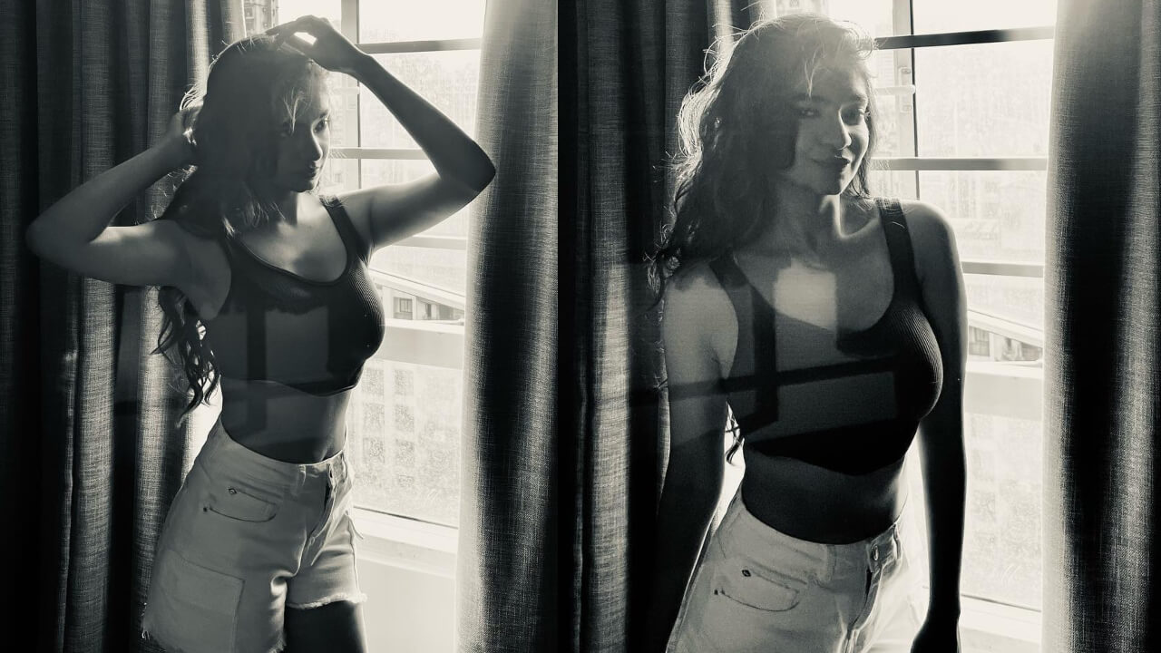 अनुष्का सेन ने शॉर्ट पैंट और ब्रालेट टॉप की मदद से इंटरनेट पर बढ़ाई गर्मी