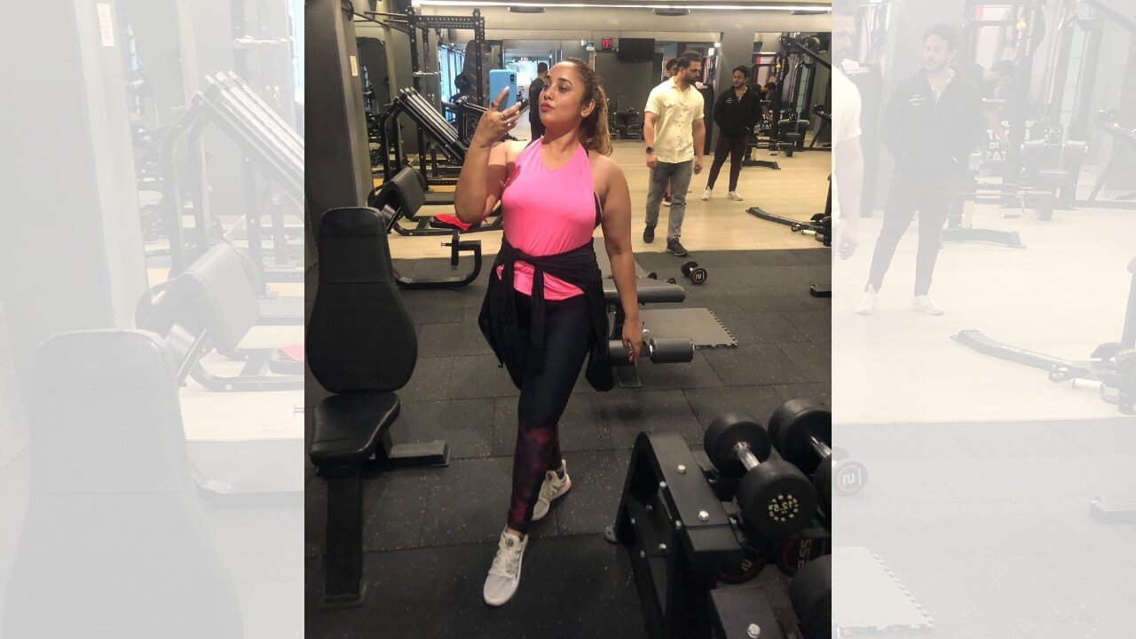 रानी चटर्जी के जिम लुक से मचा बवाल