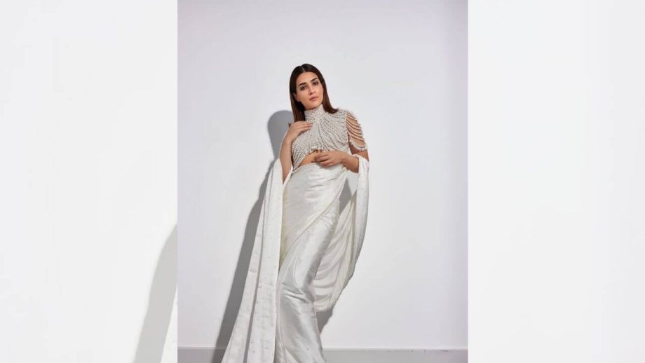 कृति सेनन ने पेश की खुबसूरती की मिसाल, मोतियों के ब्लाउज से किया इंटरनेट पर धमाल कृति सेनन ने पेश की खुबसूरती की मिसाल, मोतियों के ब्लाउज से किया इंटरनेट पर धमाल